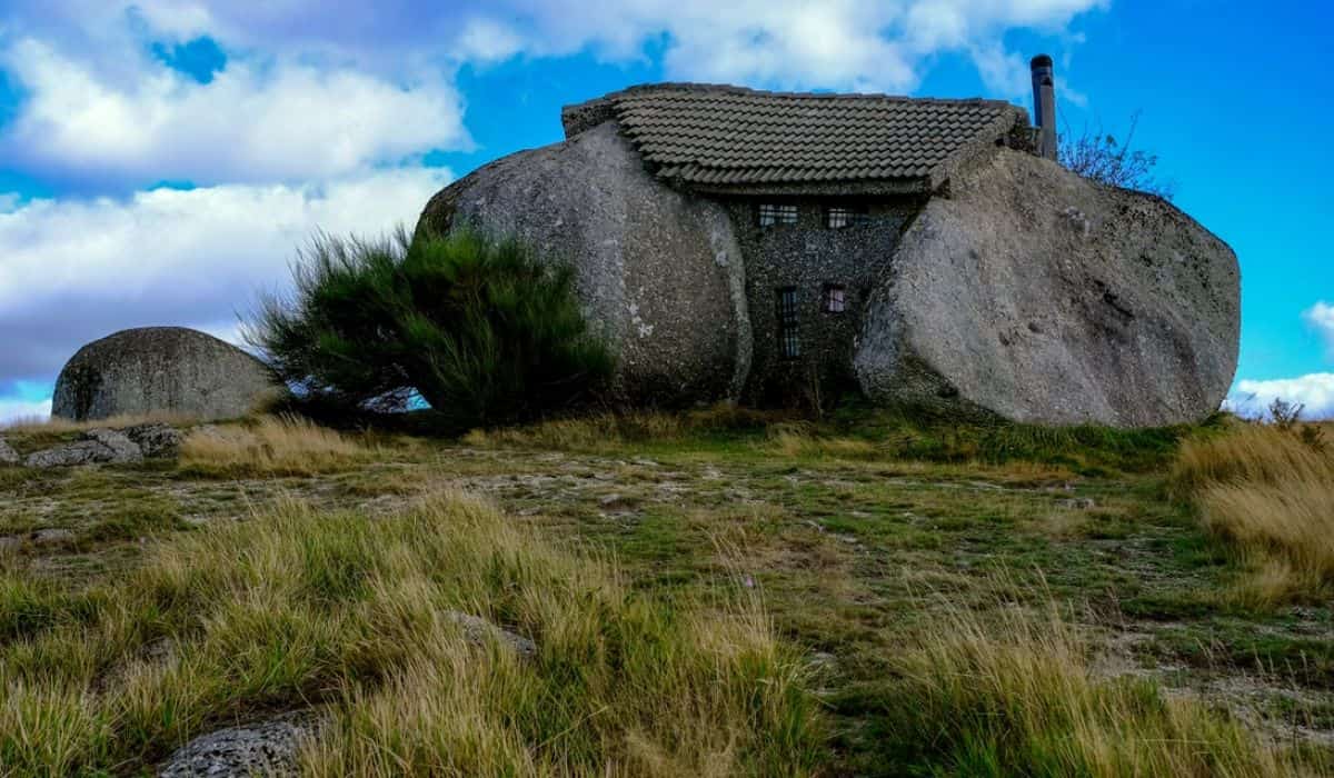 video cea mai ciudată casă din lume - nu are nici măcar electricitate