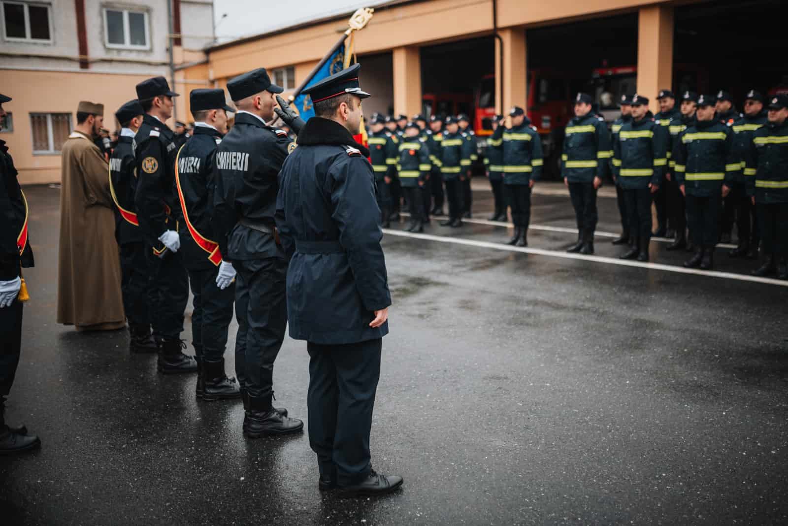 foto: ceremonie la isu sibiu – șaizeci de pompieri au depus jurământul