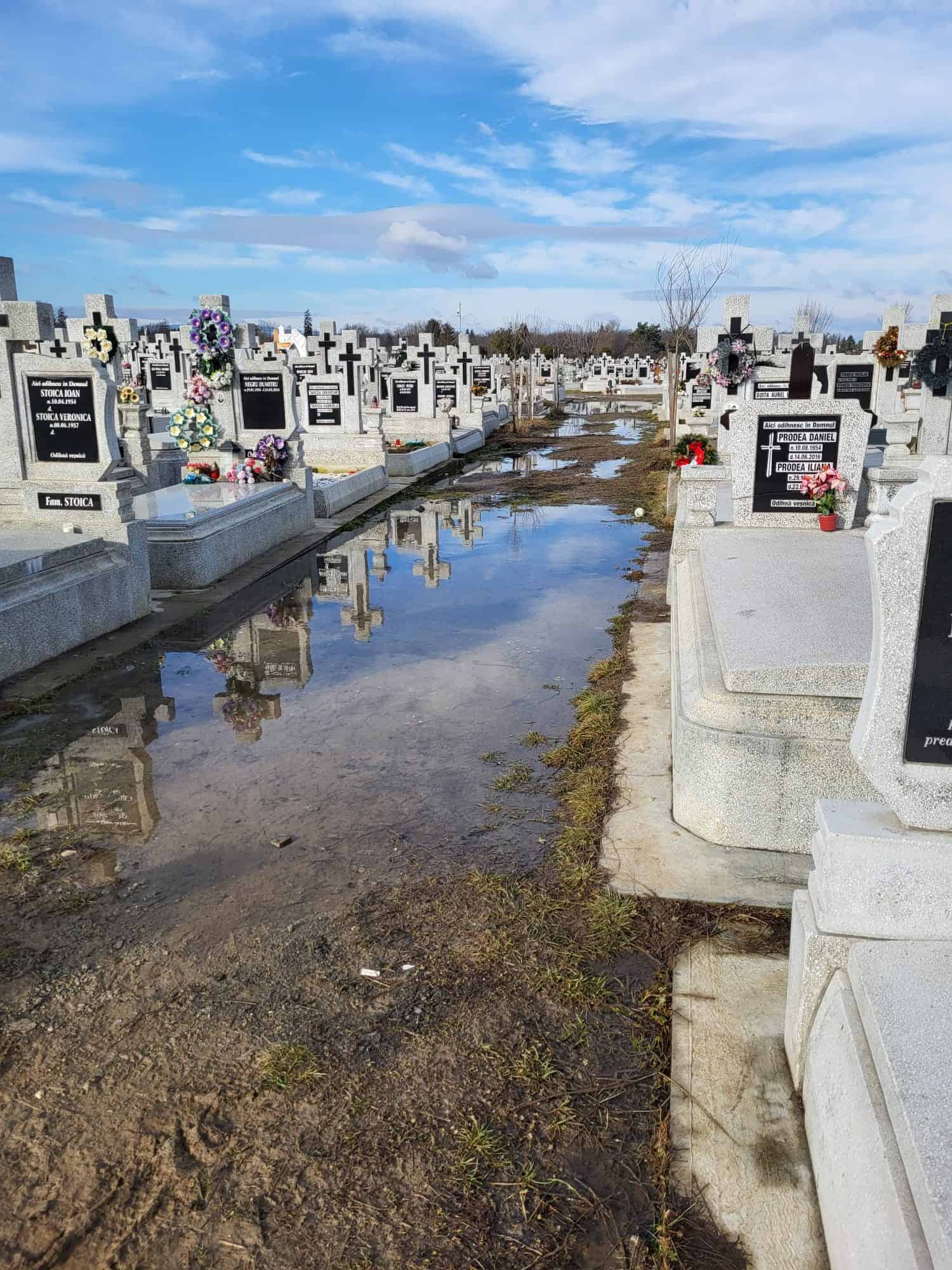 alei inundate la cimitirul municipal din sibiu - "trebuie să merg cu cizme acolo, e penibil"