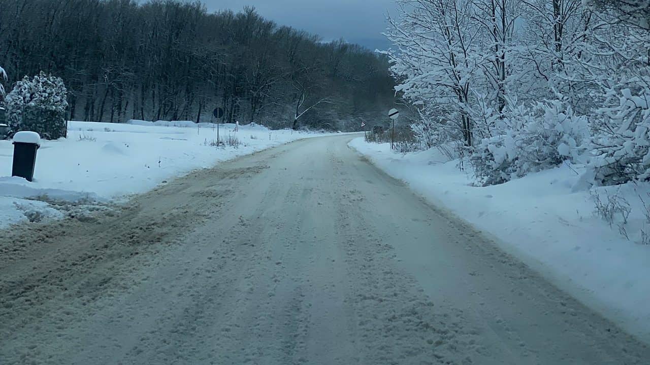 foto: drumul dintre cisnădie și șelimbăr, acoperit cu zăpadă - drumarii spun că e „practicabil”