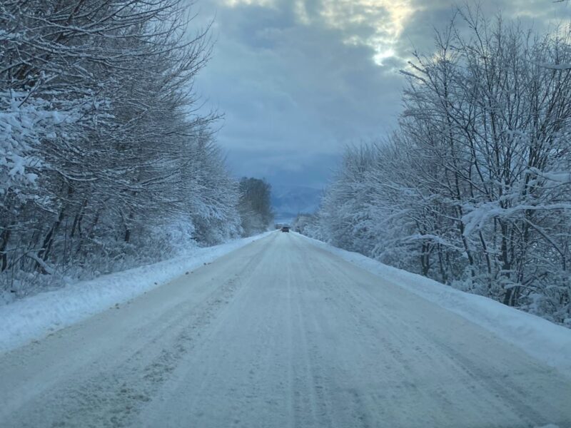 foto: drumul dintre cisnădie și șelimbăr, acoperit cu zăpadă - drumarii spun că e „practicabil”
