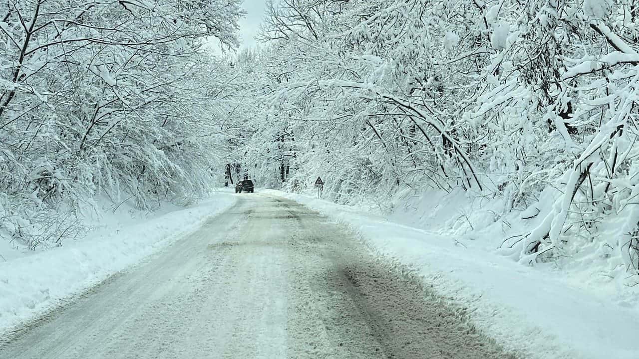 VIDEO FOTO: Drumuri înzăpezite în Cisnădie, Cisnădioara și Jina - Sibienii sunt revoltați: „Nu au intrat cu plugul”