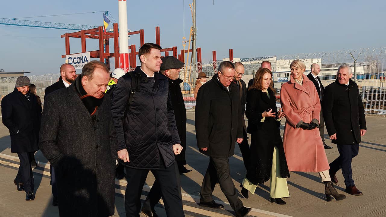 FOTO Premierul Ciucă și-a început vizita la Sibiu pe șantierul aeroportului - ”La finalul acestui an își va tripla capacitatea de pasageri preluați”