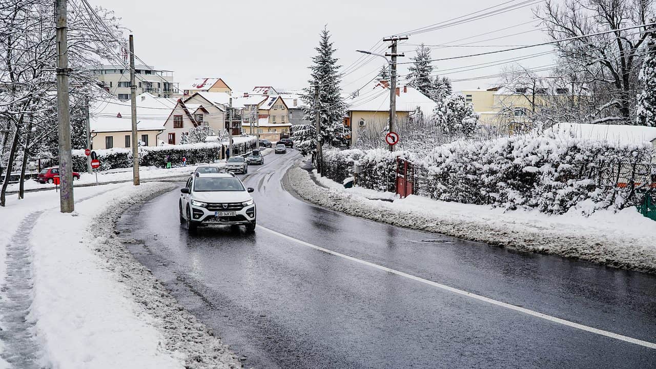 VIDEO FOTO: Cum se circulă în Sibiu după ninsoarea abundentă - Principalele artere au fost curățate