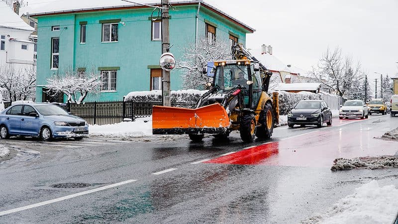 VIDEO FOTO: Cum se circulă în Sibiu după ninsoarea abundentă - Principalele artere au fost curățate