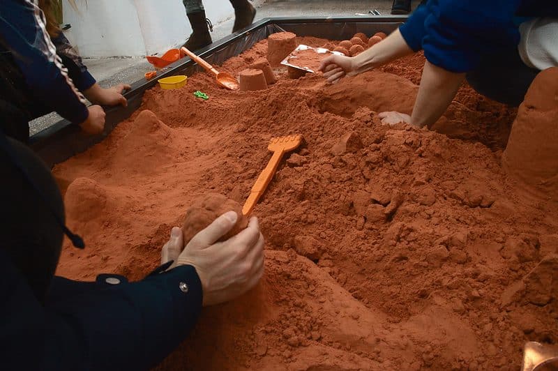 invitație la joacă în ”cutia cu nisip” la sibiu – părinții provocați să ”modeleze” alături de copii