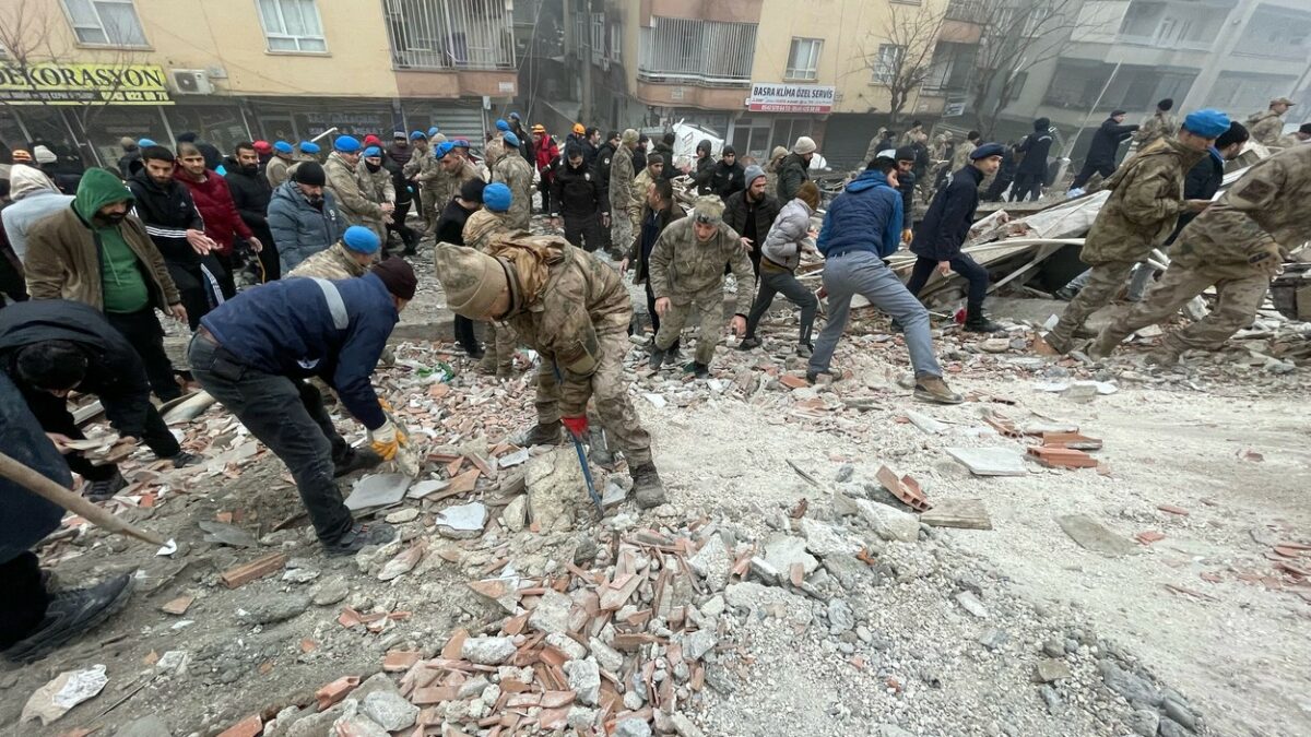 anchetă amplă în urma prăbușirii clădirilor în turcia - sute de persoane au fost reținute