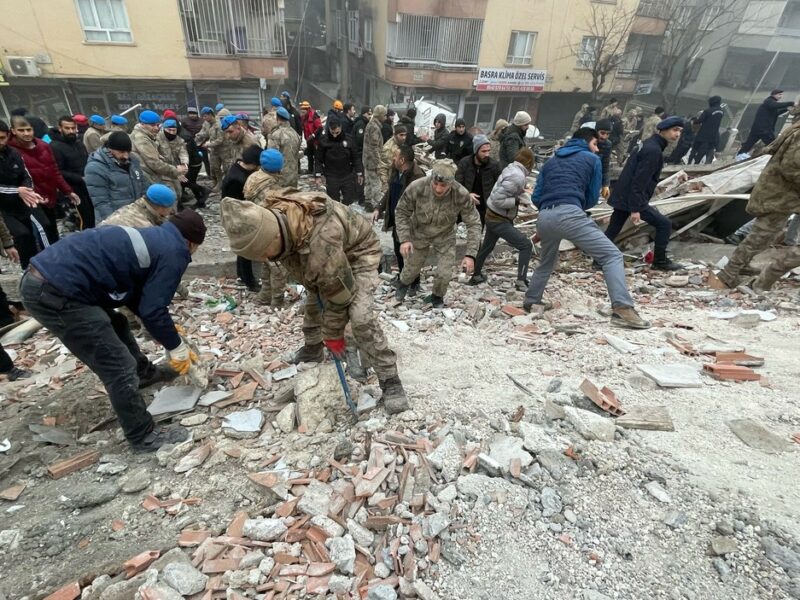 anchetă amplă în urma prăbușirii clădirilor în turcia - sute de persoane au fost reținute