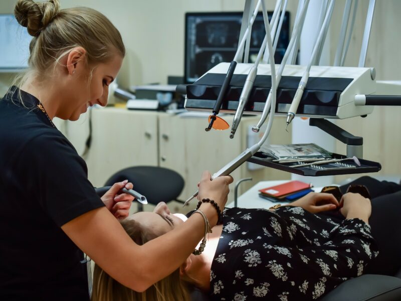 ce salarii câștigă medicii stomatologi în românia - sumele sunt impresionante