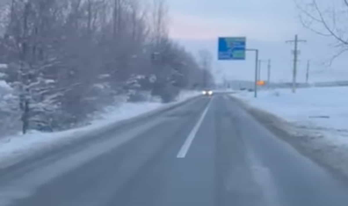 video: drumul județean dintre cisnădie și șelimbăr a fost curățat de zăpadă
