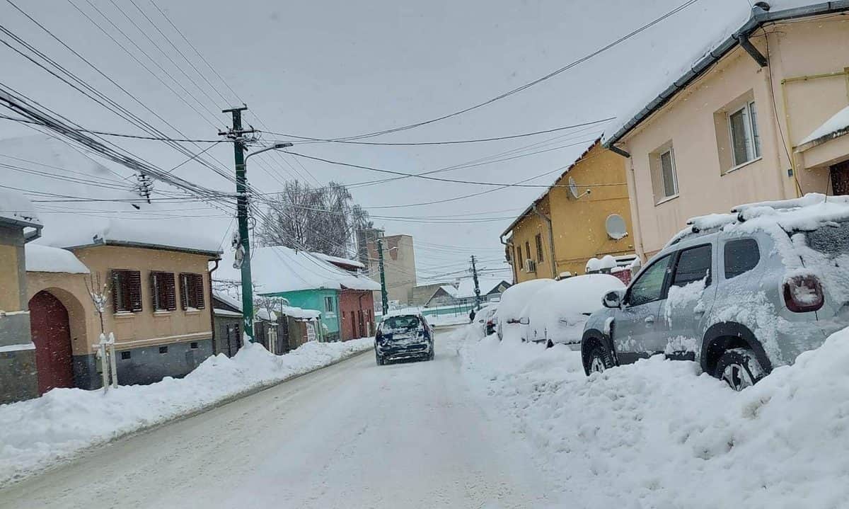 VIDEO FOTO: Drumuri înzăpezite în Cisnădie, Cisnădioara și Jina - Sibienii sunt revoltați: „Nu au intrat cu plugul”