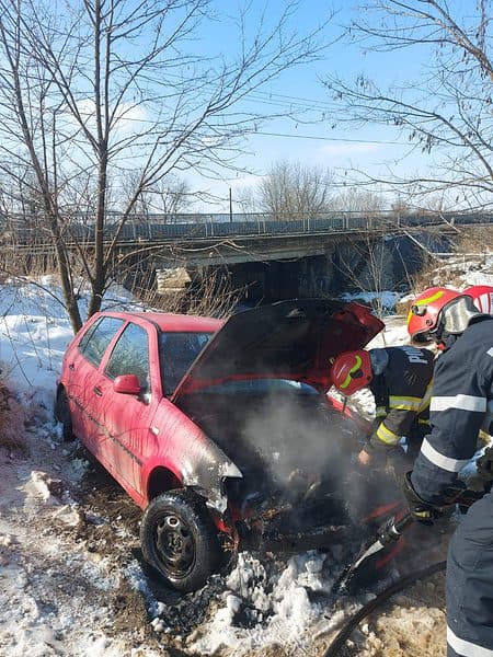 foto: o mașină a luat foc la veștem - pompierii au stins incendiul