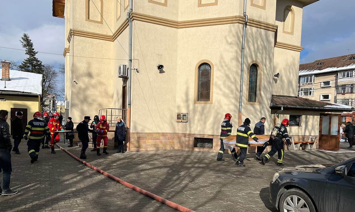 foto: incendiu la capela de pe constituției - sicriele, scoase afară de pompieri