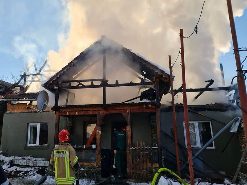 casă în flăcări la fântânele - pompierii intervin cu patru autospeciale