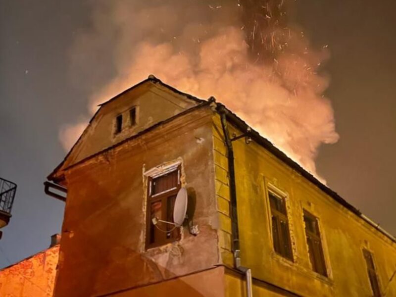 foto: casă din mediaș, distrusă într-un incendiu - trei ore s-au luptat pompierii cu flăcările