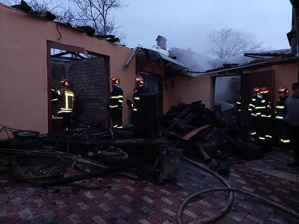 foto: locuință din jina, distrusă de flăcări