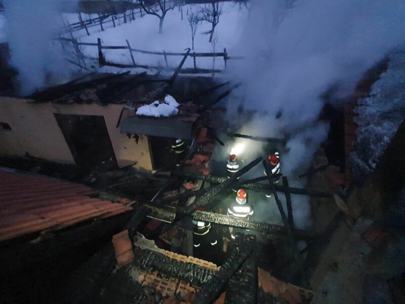 foto: locuință din jina, distrusă de flăcări