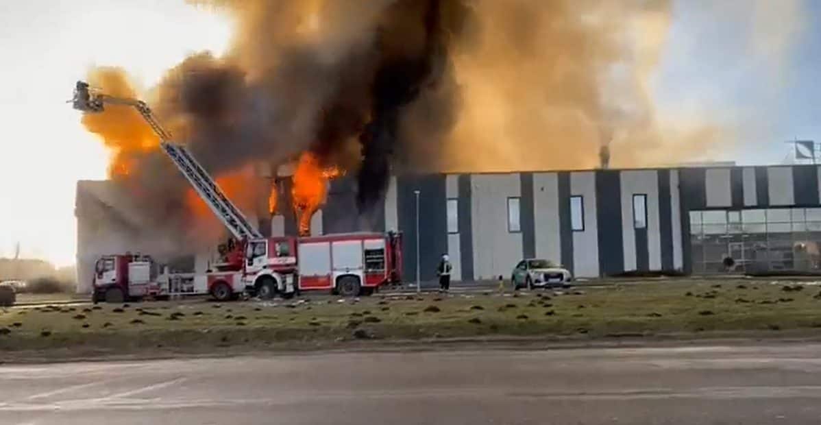video incendiu puternic în letonia - a luat foc o fabrică care produce drone pentru armata nato