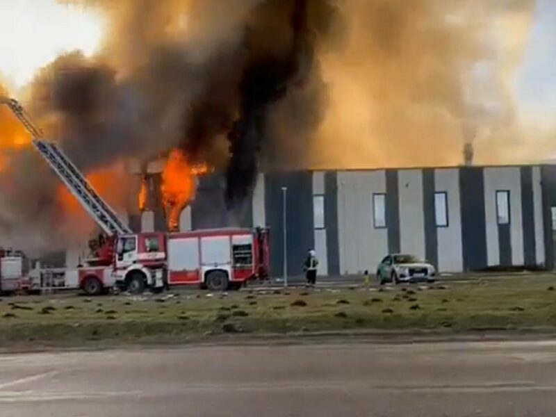 video incendiu puternic în letonia - a luat foc o fabrică care produce drone pentru armata nato