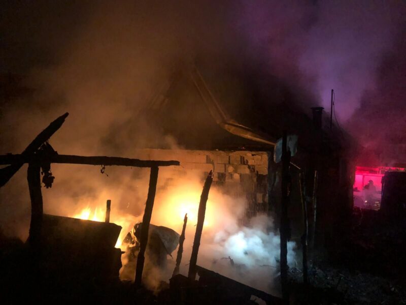 foto: casă mistuită de flăcări în valchid - incendiul a izbucnit de la un coș de fum neprotejat termic