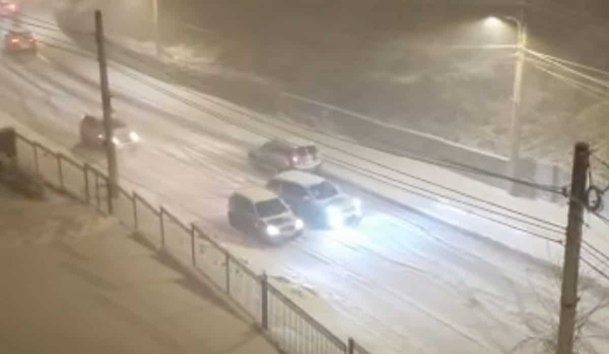 video foto: dezastru în trafic din cauza zăpezii - mașini blocate pe maramureșului în sibiu