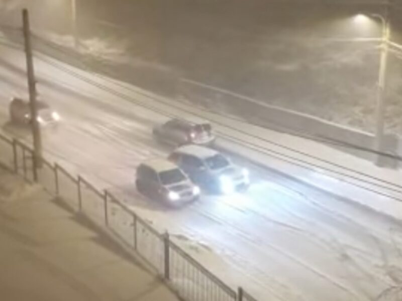 video foto: dezastru în trafic din cauza zăpezii - mașini blocate pe maramureșului în sibiu