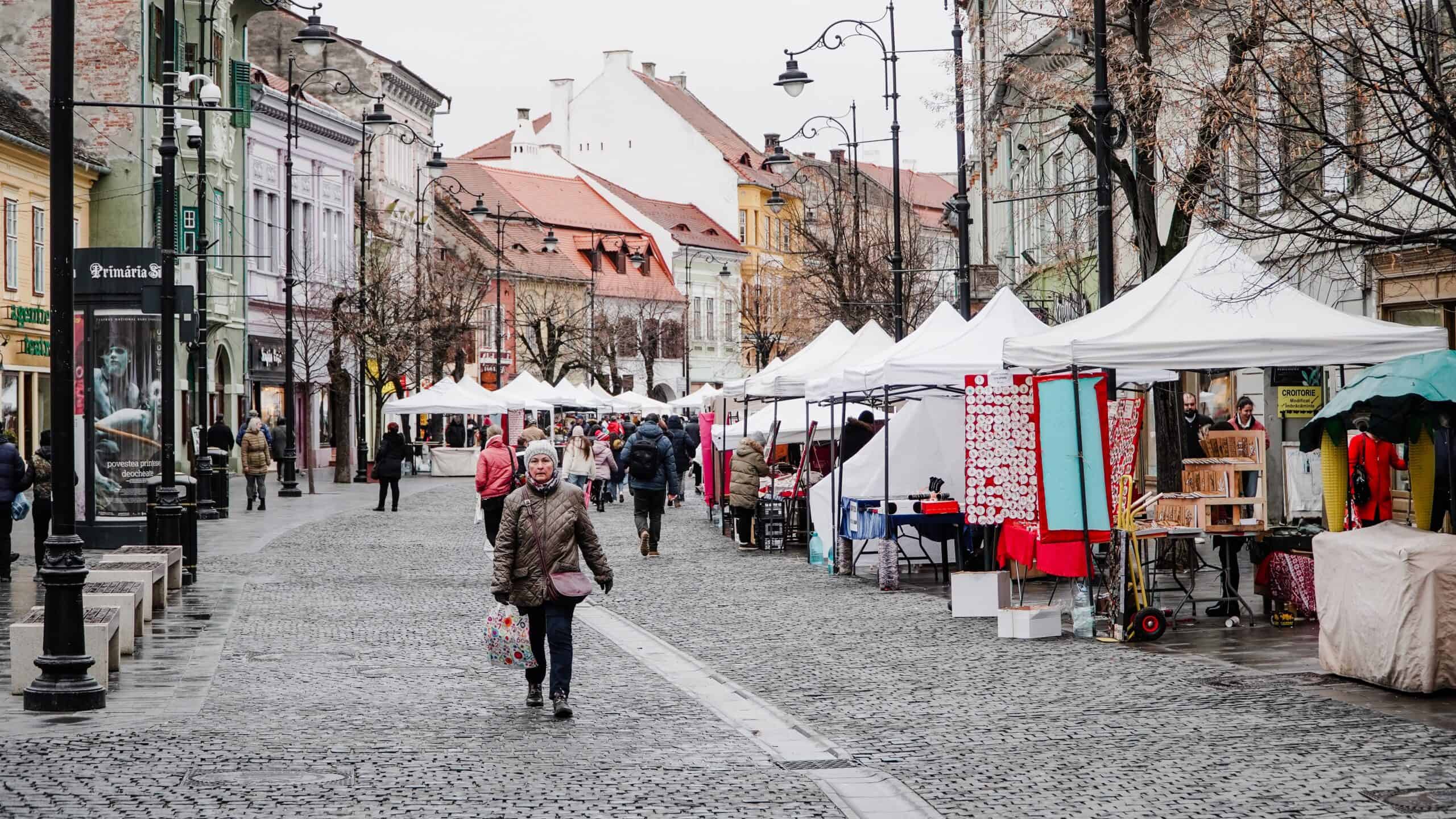 FOTO VIDEO A început “parada” mărțișoarelor în centrul Sibiului - Prețuri accesibile pentru toată lumea - „Venim tocmai din Germania pentru asta”