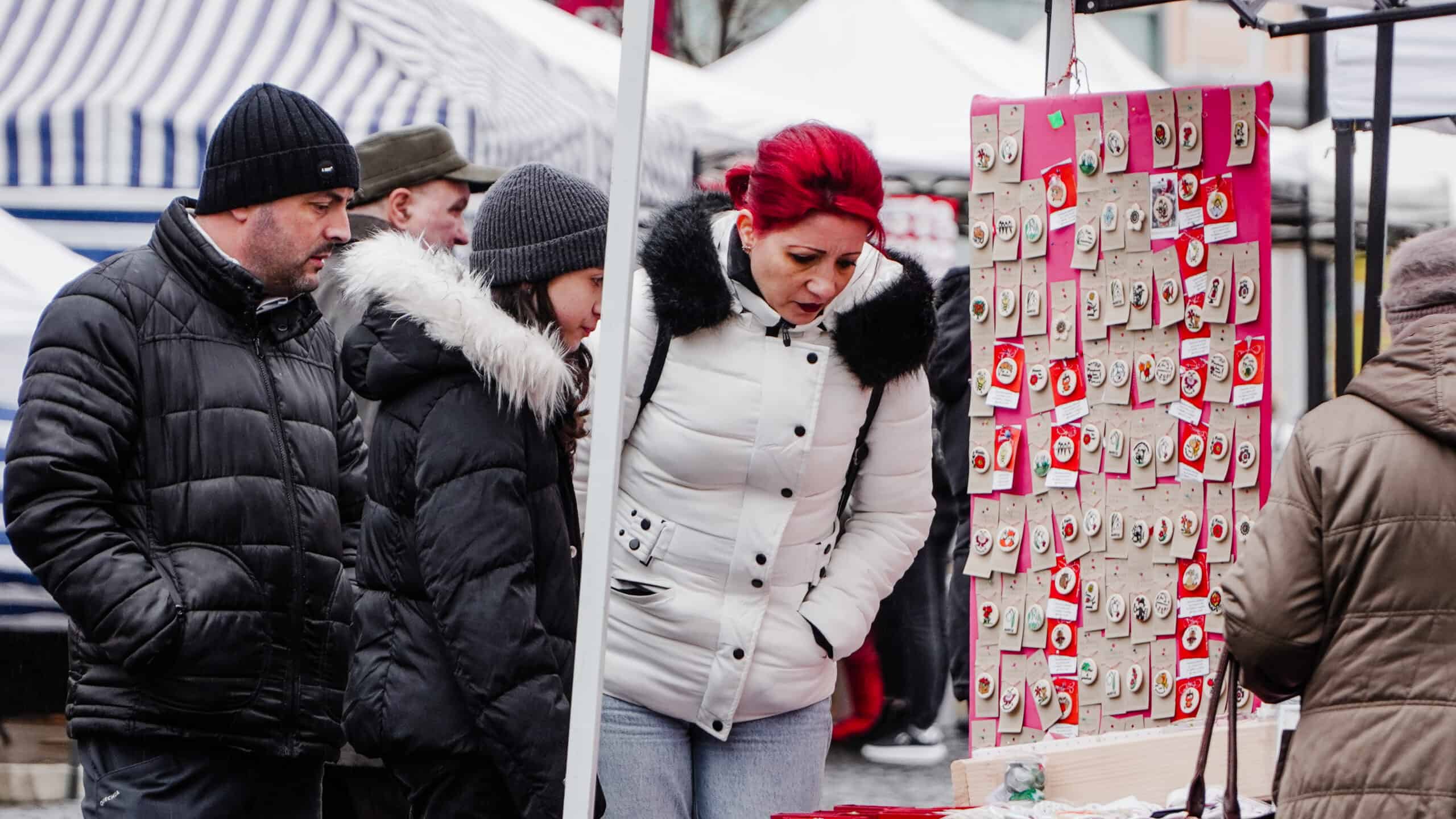 FOTO VIDEO A început “parada” mărțișoarelor în centrul Sibiului - Prețuri accesibile pentru toată lumea - „Venim tocmai din Germania pentru asta”