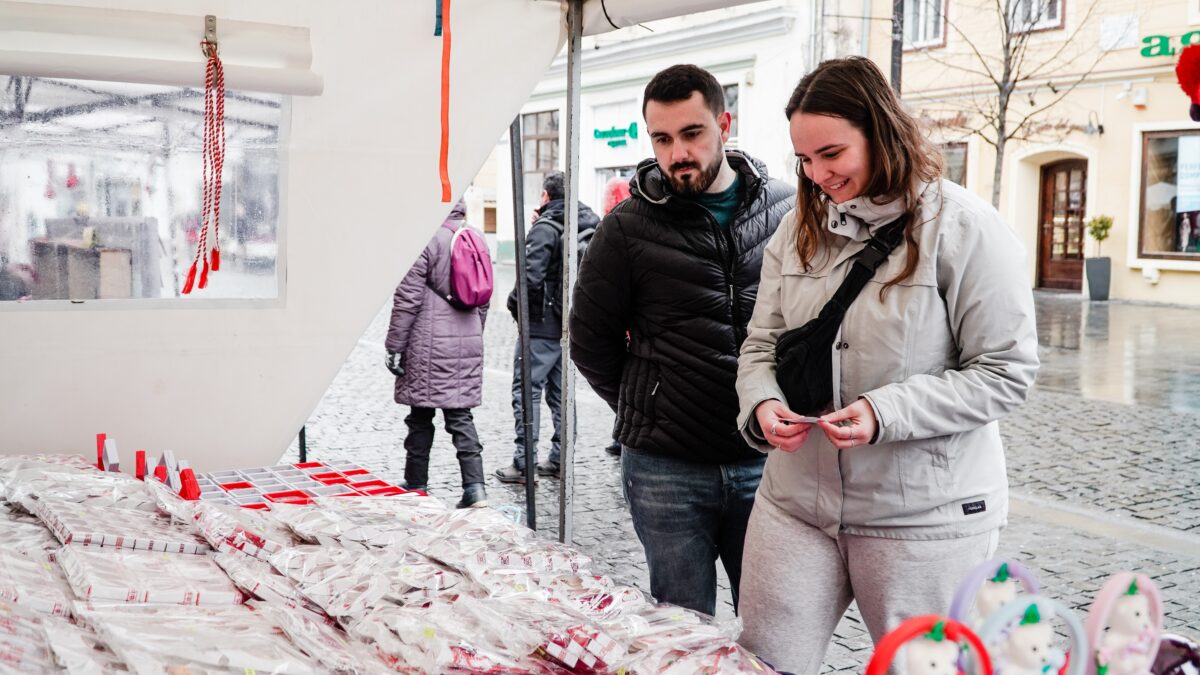 FOTO VIDEO A început “parada” mărțișoarelor în centrul Sibiului - Prețuri accesibile pentru toată lumea - „Venim tocmai din Germania pentru asta”