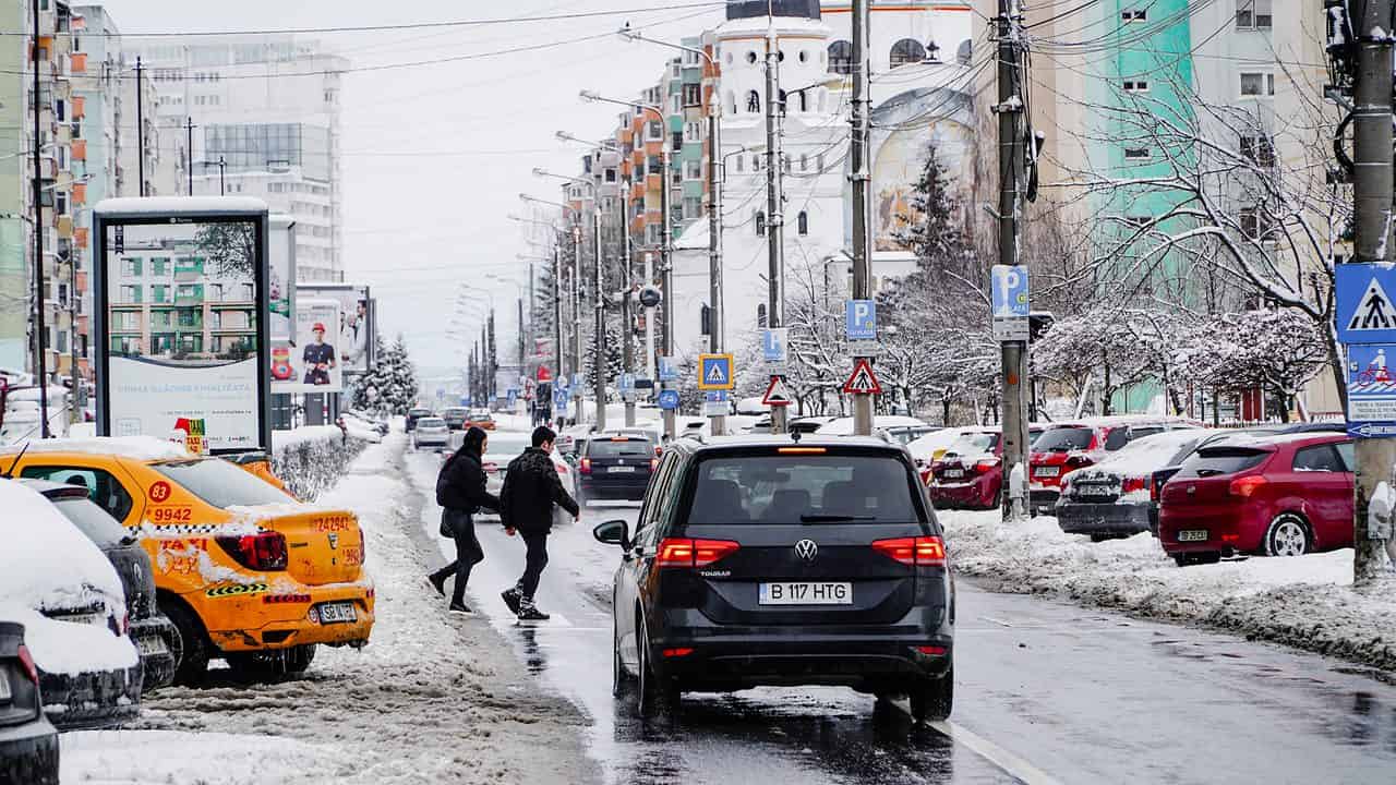 VIDEO FOTO: Cum se circulă în Sibiu după ninsoarea abundentă - Principalele artere au fost curățate