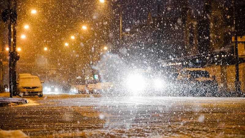 VIDEO FOTO: Se circulă în condiții de iarnă la Sibiu - Drumul spre Păltiniș, acoperit cu zăpadă