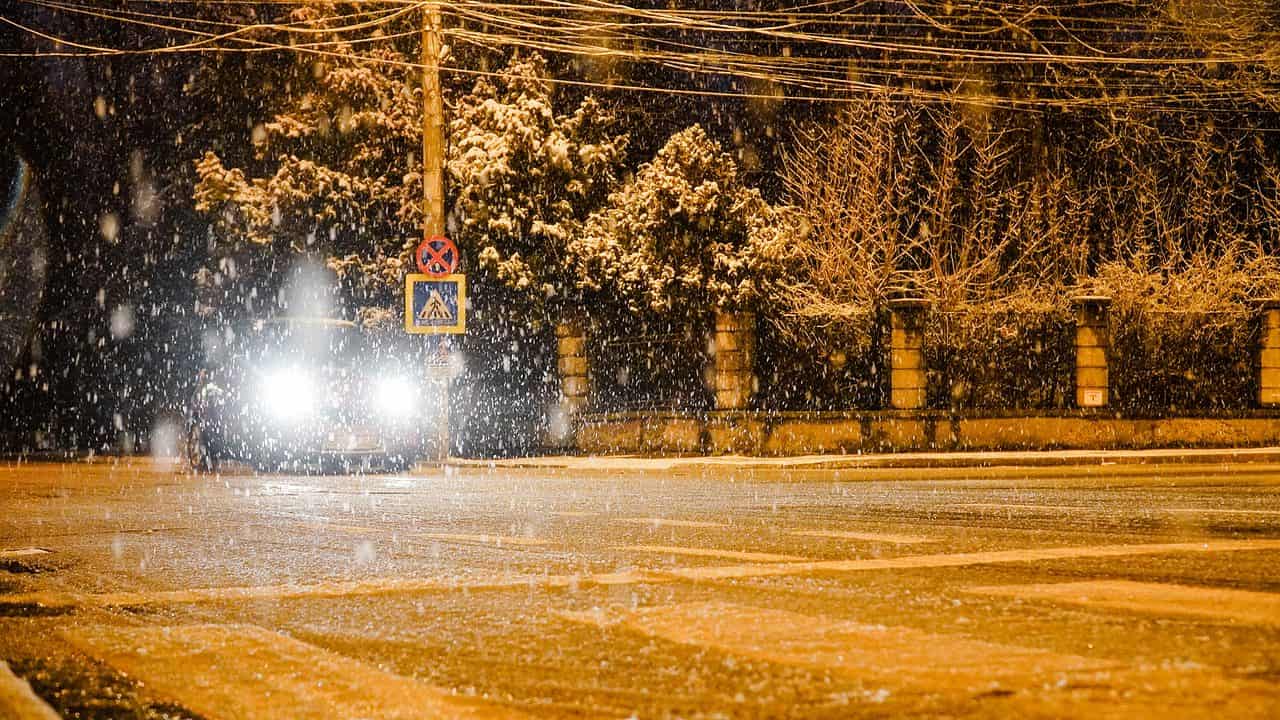 video foto: se circulă în condiții de iarnă la sibiu - drumul spre păltiniș, acoperit cu zăpadă