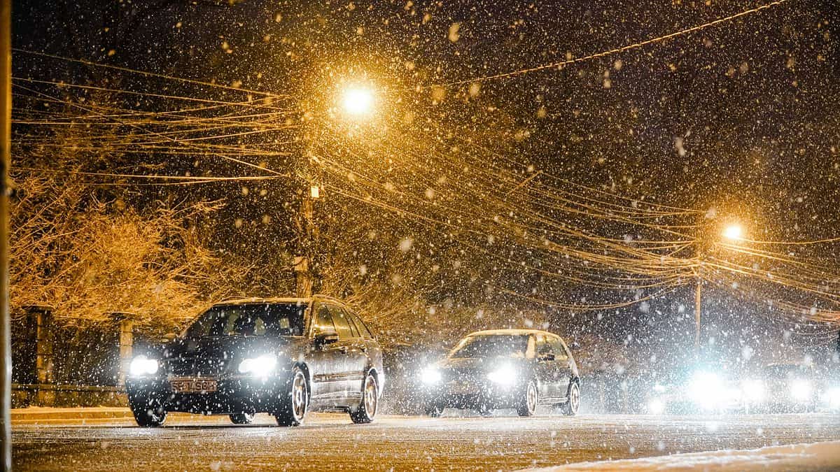 VIDEO FOTO: Se circulă în condiții de iarnă la Sibiu - Drumul spre Păltiniș, acoperit cu zăpadă