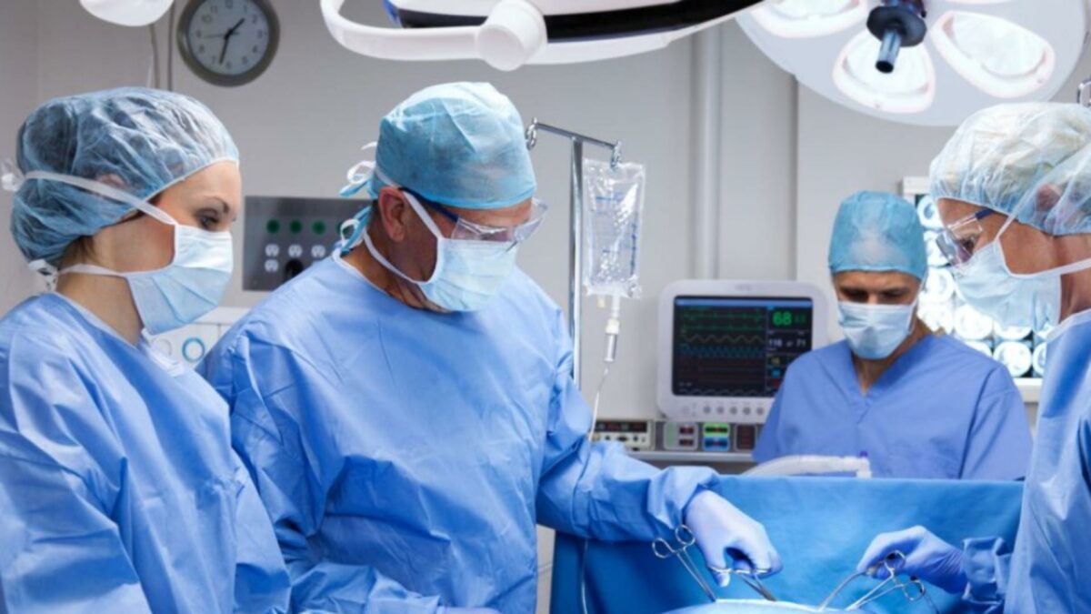 unul dintre medicii care le-ar fi implantat pacienților stimulatoare cardiace luate de la cadavre a fost reținut