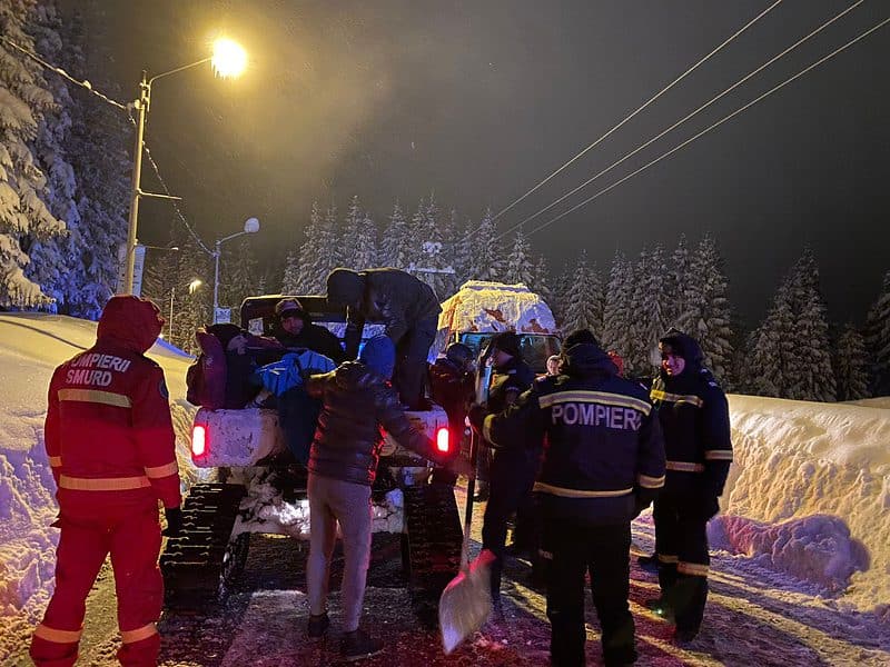 VIDEO FOTO: Treizeci de turiști evacuați de la cabana Șanta - Intervin pompierii, salvamontiștii și jandarmii