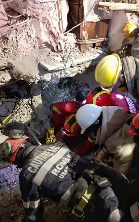 foto salvatorii români din turcia au salvat viața unui bărbat blocat sub dărâmături - operațiunea a durat 12 ore