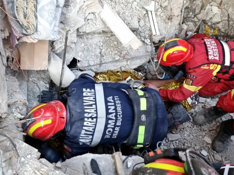 foto salvatorii români din turcia au salvat viața unui bărbat blocat sub dărâmături - operațiunea a durat 12 ore