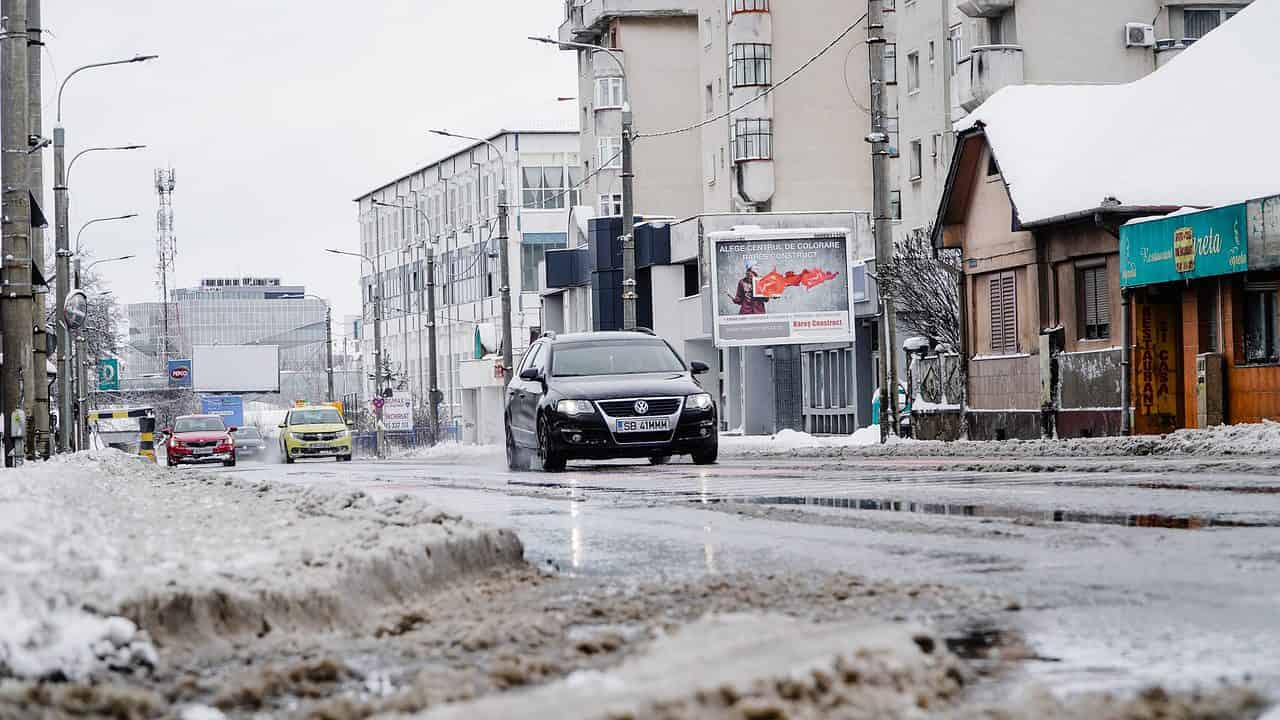 VIDEO FOTO: Cum se circulă în Sibiu după ninsoarea abundentă - Principalele artere au fost curățate