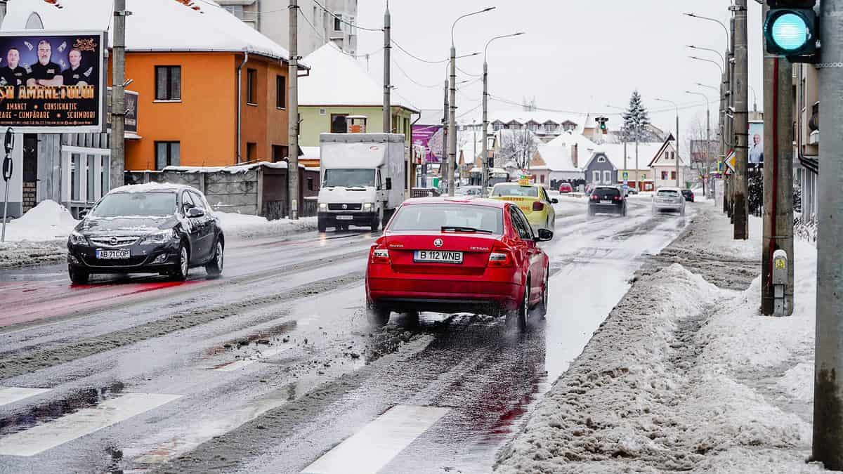 VIDEO FOTO: Cum se circulă în Sibiu după ninsoarea abundentă - Principalele artere au fost curățate