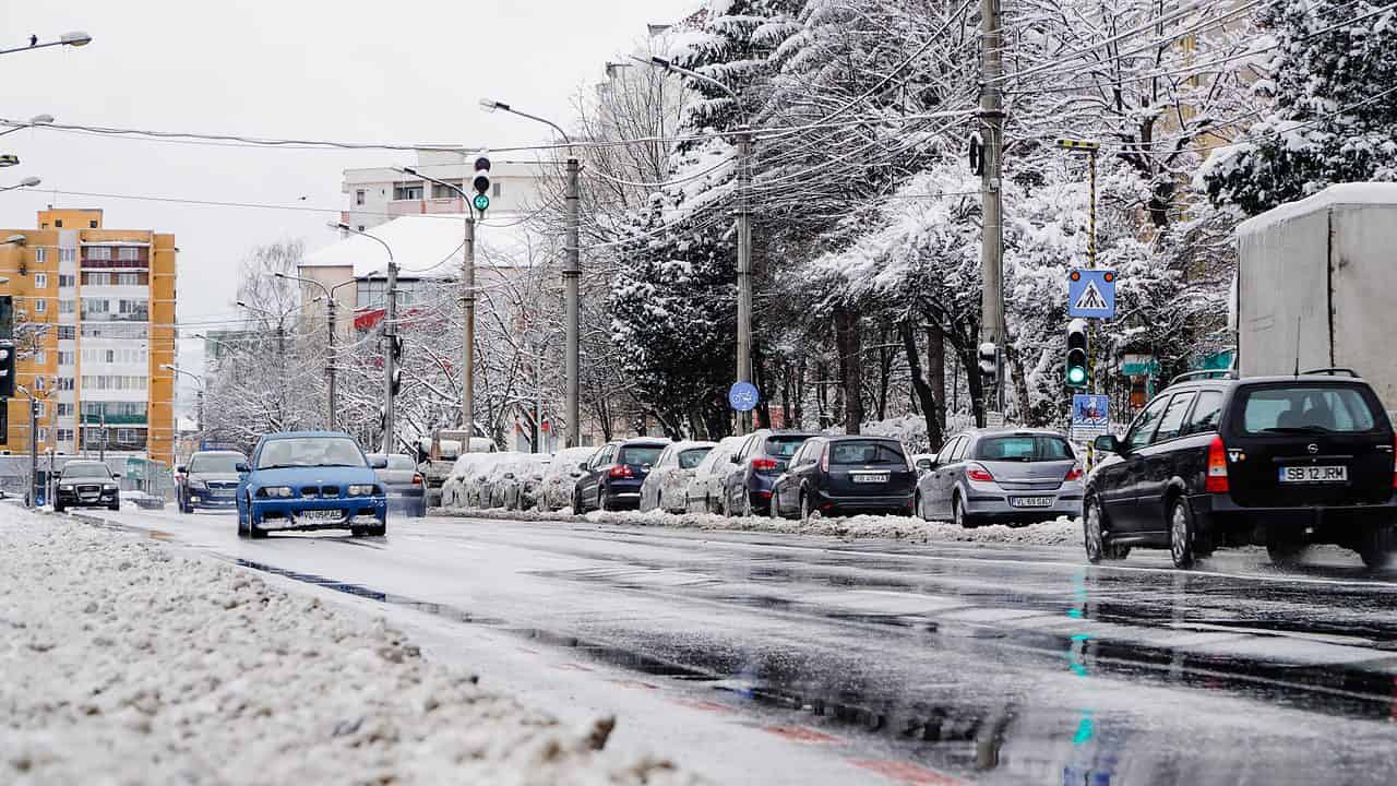 VIDEO FOTO: Cum se circulă în Sibiu după ninsoarea abundentă - Principalele artere au fost curățate