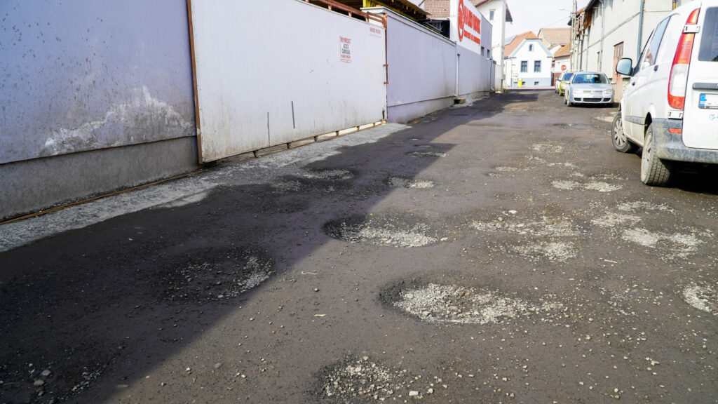 strada din sibiu care arată mai rău ca după un război - locatar: "doar cu promisiunile am rămas"