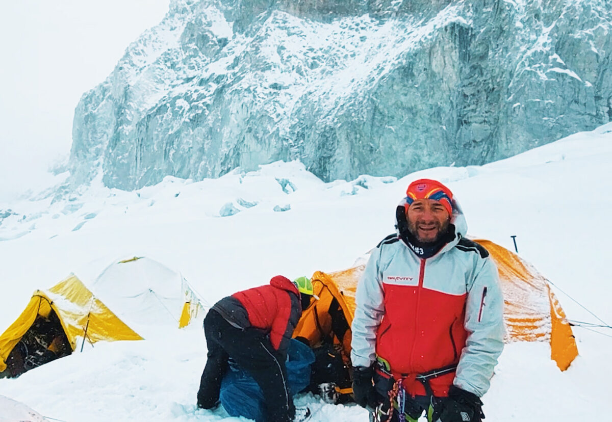 Documentar inedit realizat de doi sibieni - Expediția alpinistului Teodor Tulpan pe Vârful Kangchenjunga se vede la cinema în Sibiu