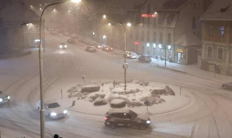 video foto: dezastru în trafic din cauza zăpezii - mașini blocate pe maramureșului în sibiu