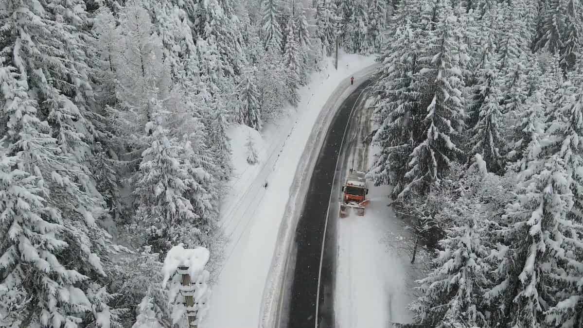 video - ninge abundent pe transfăgărășan - zăpada măsoara peste 1,5 metri