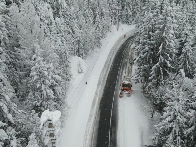 video - ninge abundent pe transfăgărășan - zăpada măsoara peste 1,5 metri