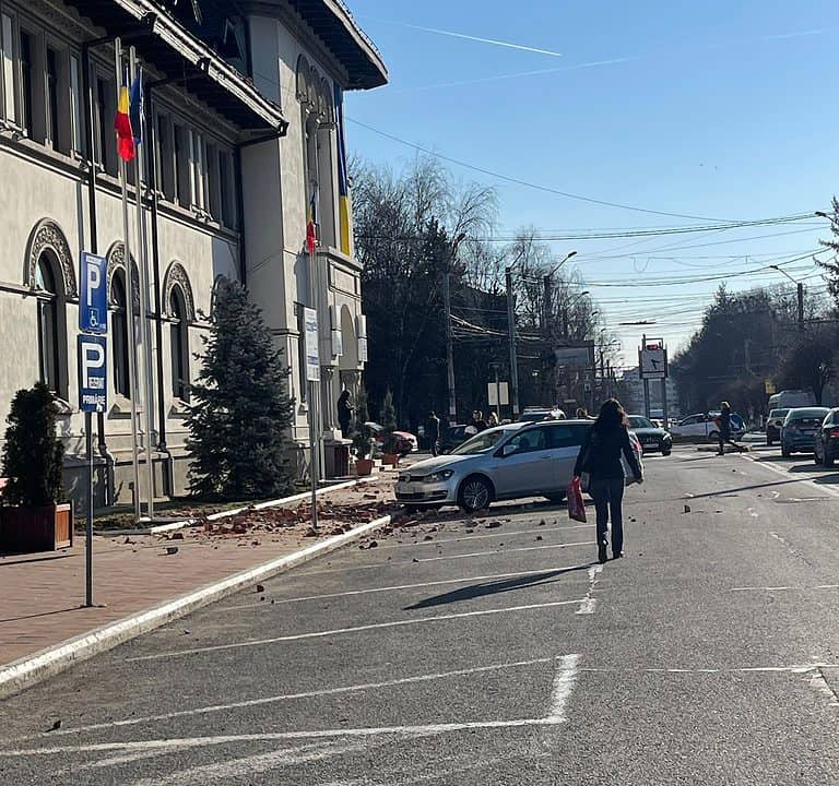 foto urmările cutremurului de marți din românia - zeci de avarii la clădiri și mașini. în gorj oamenii au ieșit în stradă
