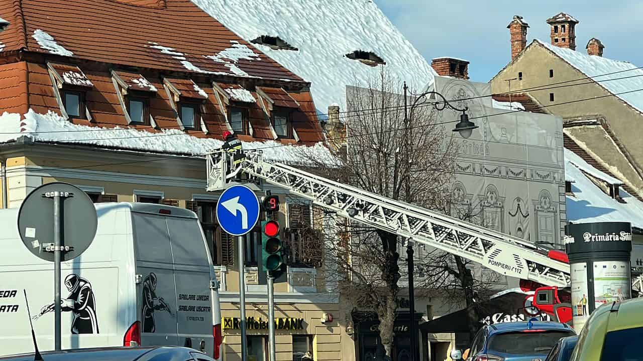 video foto: zăpadă înghețată pe acoperișul unei clădiri de pe bălcescu - intervin pompierii