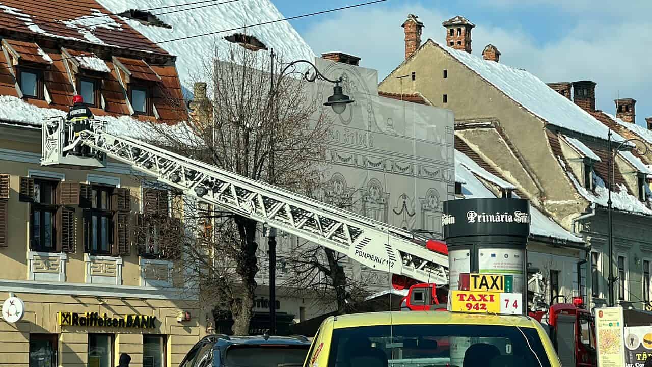 video foto: zăpadă înghețată pe acoperișul unei clădiri de pe bălcescu - intervin pompierii