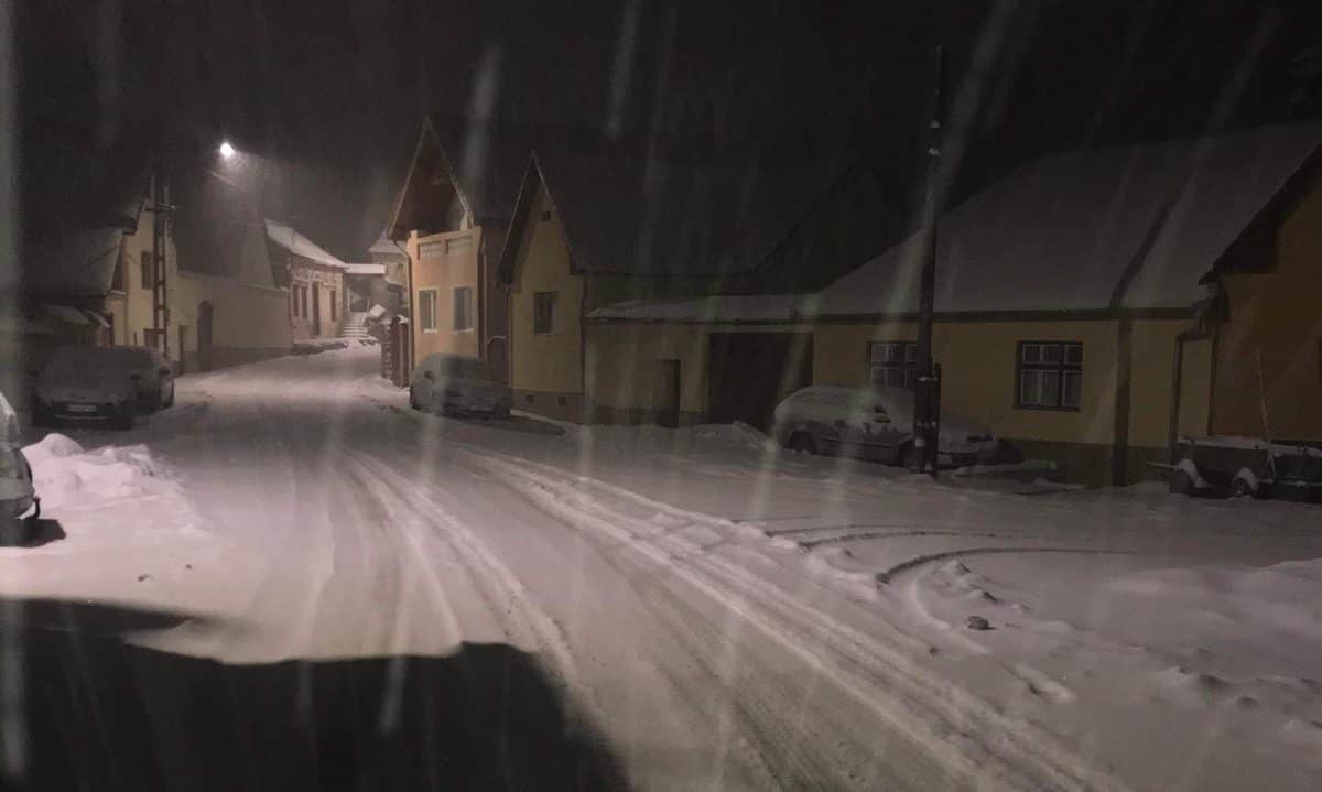 VIDEO FOTO: Drumuri acoperite cu zăpadă - Trafic greu în Tălmaciu, Șura Mare, Tilișca, Avrig și Rusciori