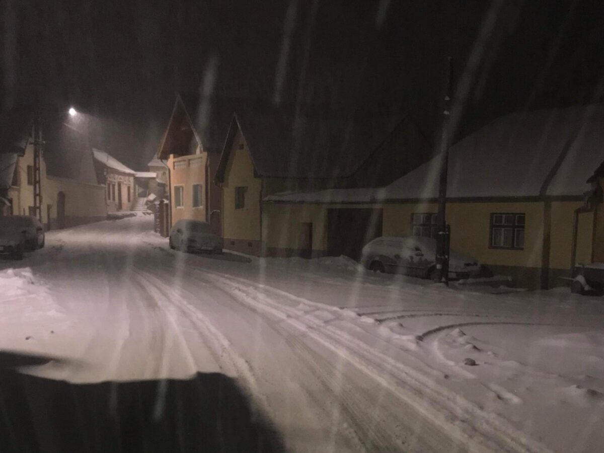 video foto: drumuri acoperite cu zăpadă - trafic greu în tălmaciu, șura mare, tilișca, avrig și rusciori